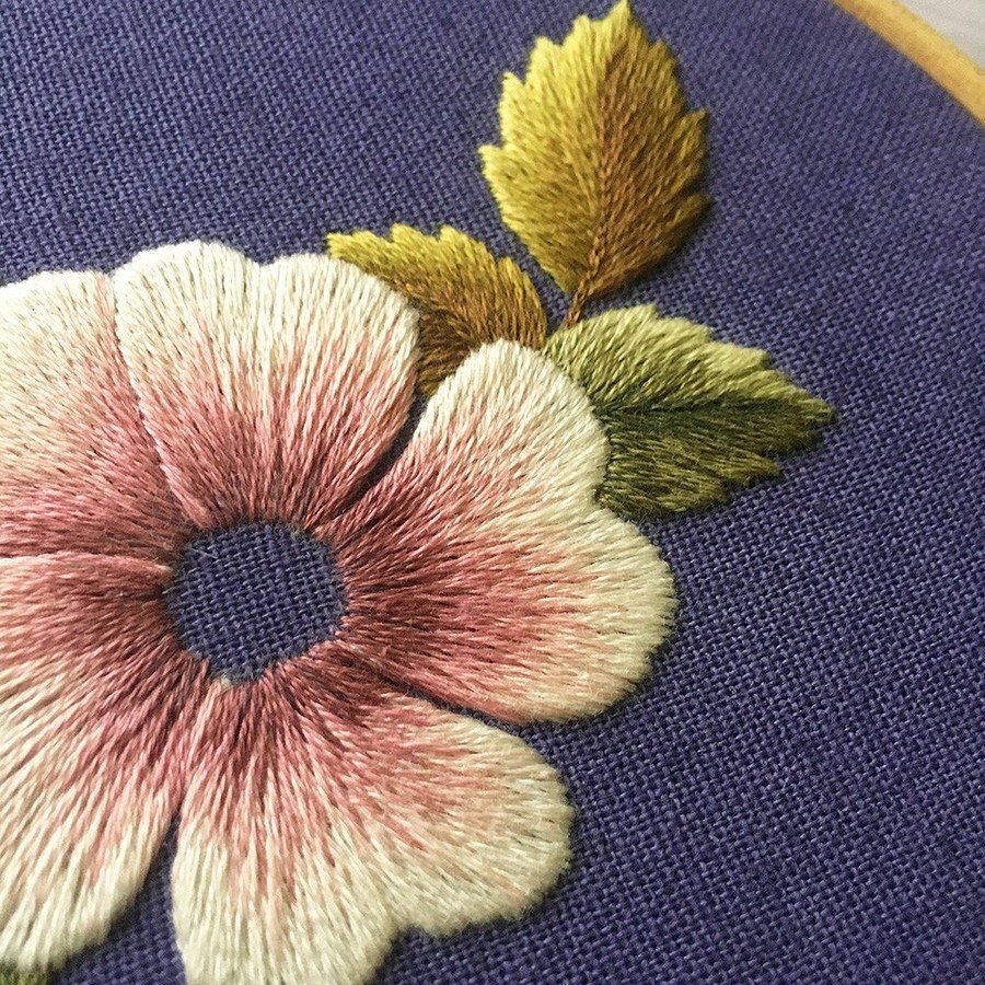 Как вышить цветок гладью: мастер-класс для начинающих