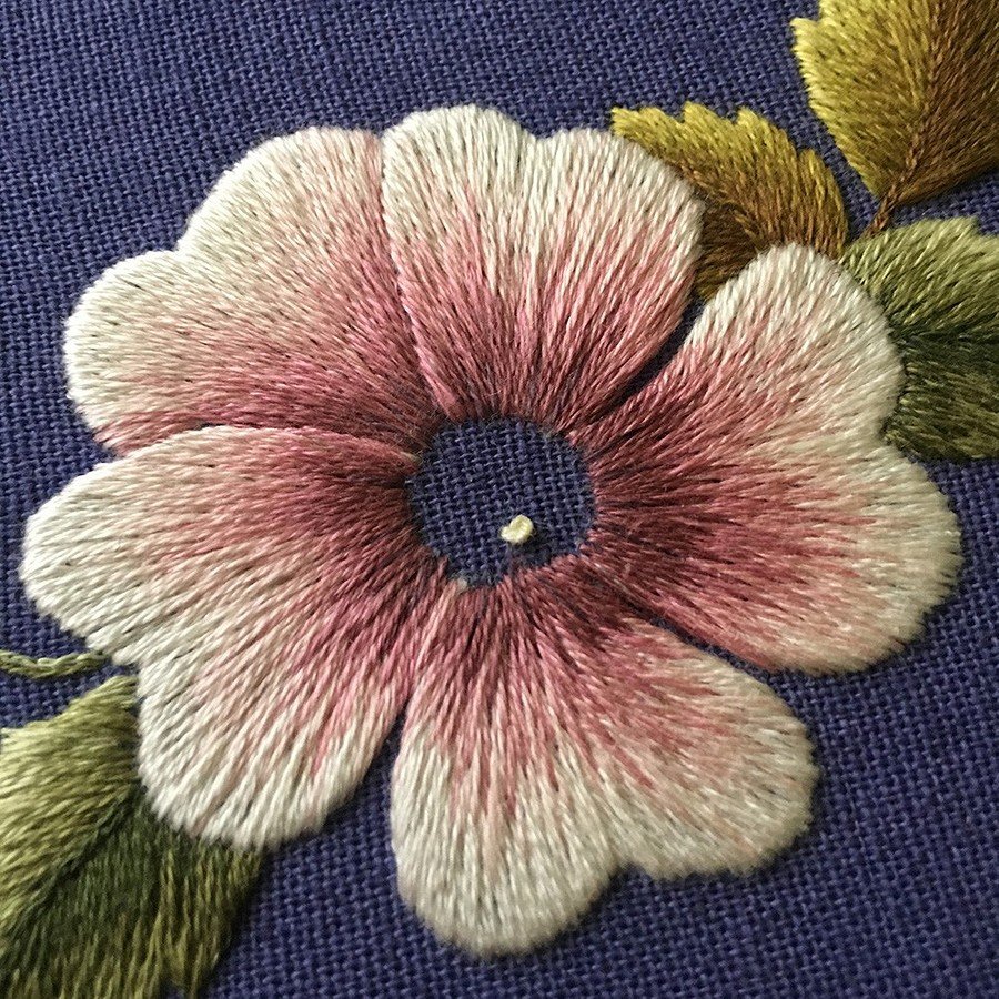 Как вышить цветок гладью: мастер-класс для начинающих